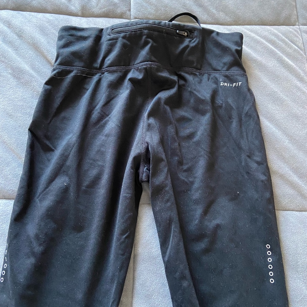 Cropped black Nike leggings - Picture 2 of 3